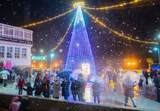 O Concello de Laxe deulle a benvida ao Nadal 2023 co acendido da iluminación festiva